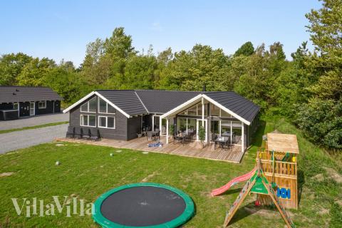 Den praktfulla poolstugan nr 416 med plats för 16 personer ligger i Nordsjälland