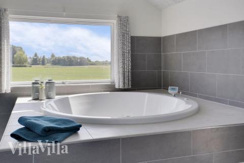 Njut av spabadets värme i lyxstuga nr 403 i Lolland/Falster/Møn