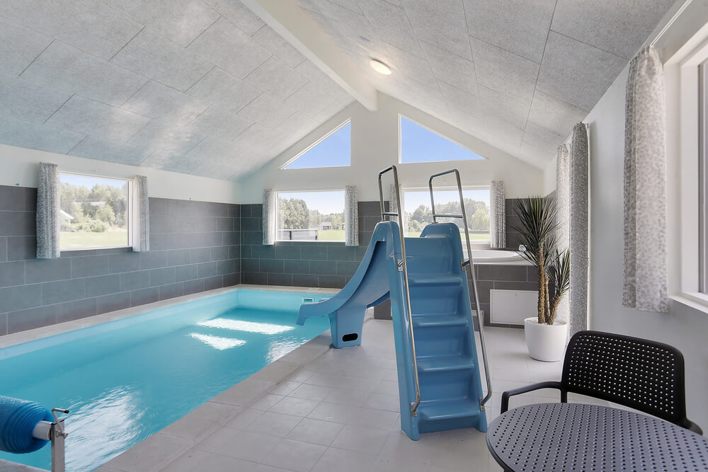 Sommarstuga 403 är inredd med en smakfull poolavdelning som har vattenrutschbana, ett stort inbyggt spapad och bastu
