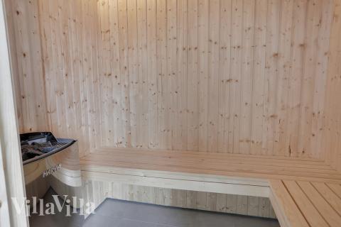 Njut av bastuvärmen i lyxstuga nr 403 för 24 personer