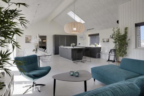 Vardagsrummet i lyxstuga nr. 403 har plats för 24 personer.