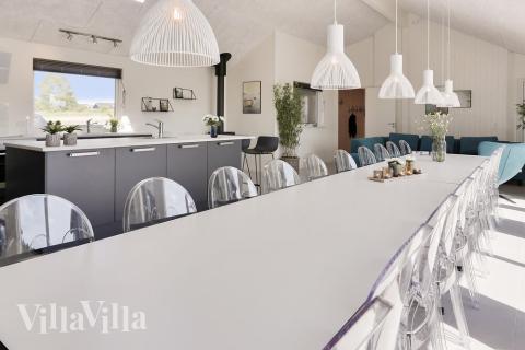 Ni kan sitta 24 personer tillsammans i vardagsrummet när ni besöker lyxhus nr 403 i Lolland/Falster/Møn.