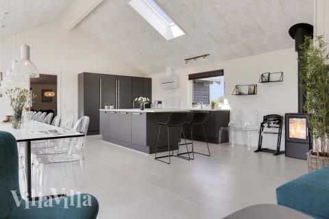 Det stora ljusa vardagsrummet i lyxstuga nr 403 för 24.