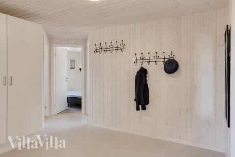 Den rymliga entrén i lyxstuga nr 403 i Lolland/Falster/Møn