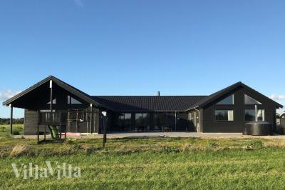 Den praktfulla poolstugan nr 403 med plats för 24 personer ligger i Lolland/Falster/Møn