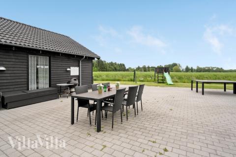 Lyxstuga nr 403 har en härlig terrass med sköna trädgårdsmöbler för 24 personer.