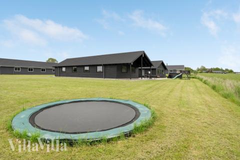 Till den trevliga sommarstugan nr 403 i Lolland/Falster/Møn erbjuds en mängd utomhusaktiviteter, t.ex. lektorn och gungor