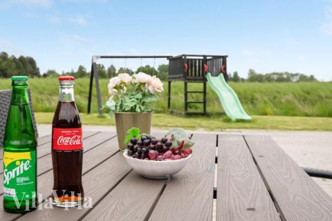 På terrassen i sommarhus nr 403 finns det plats för upp till 24 gäster.