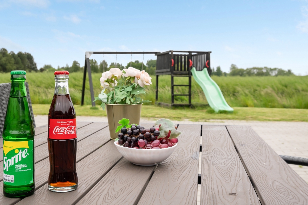 På terrassen i sommarhus nr 403 finns det plats för upp till 24 gäster.