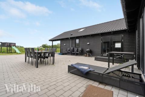 Njut av en grillkväll på terrassen i lyxstuga nr 403 i Lolland/Falster/Møn