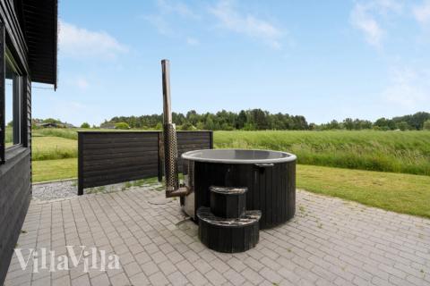 Förutom de många timmar som du kan tillbringa i stugans poolavdelning erbjuder lyxstuga 403 även många utomhusaktiviteter