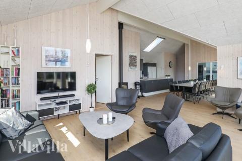 Ni kan sitta 20 personer tillsammans i vardagsrummet när ni besöker lyxhus nr 413 i Lolland/Falster/Møn.