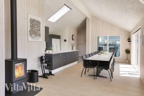 Det stora ljusa vardagsrummet i lyxstuga nr 413 för 20.