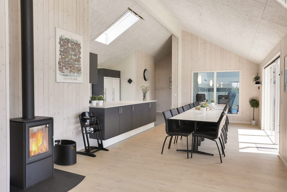 Det stora ljusa vardagsrummet i lyxstuga nr 413 för 20.