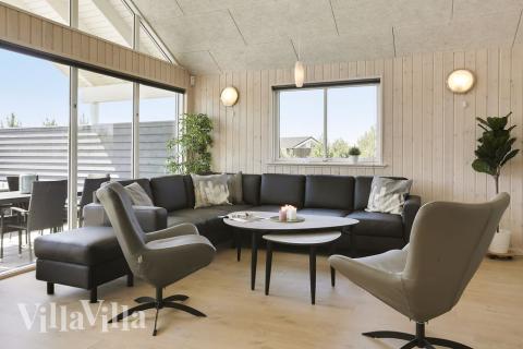 Vardagsrummet i lyxstuga nr. 413 har plats för 20 personer.