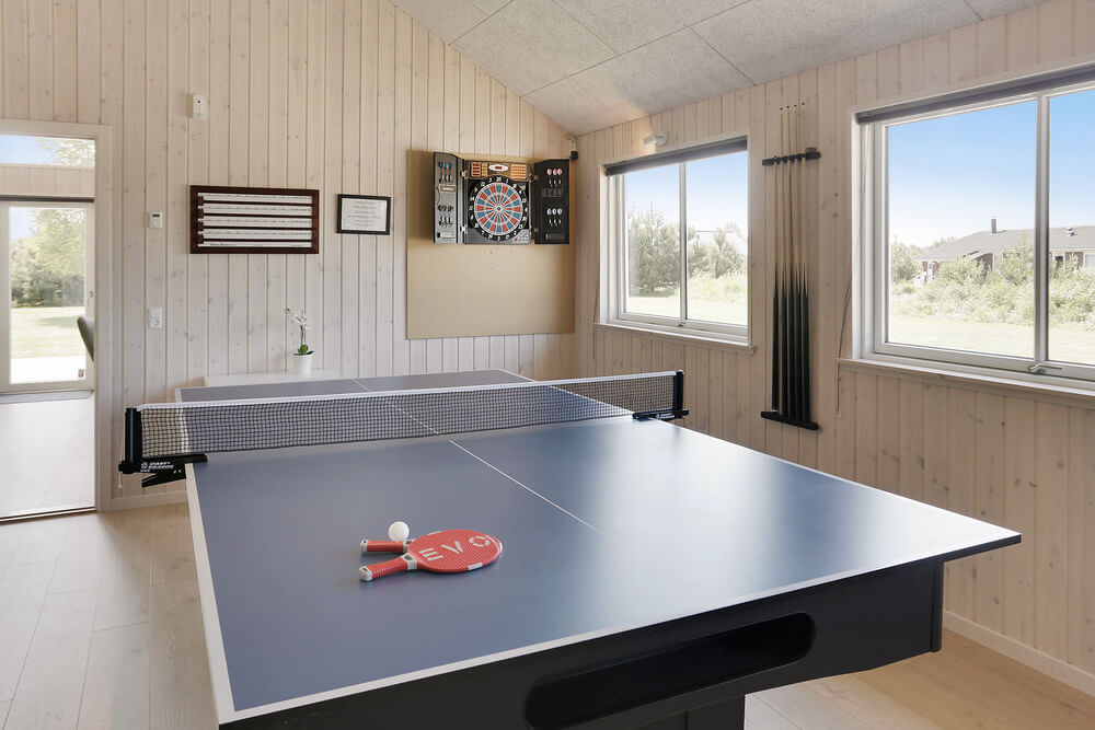 Förutom de många timmar som du kan tillbringa i stugans poolavdelning erbjuder lyxstuga 413 även biljard, bordtennis och dart