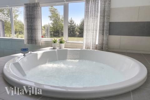 Njut av spabadets värme i lyxstuga nr 413 i Lolland/Falster/Møn