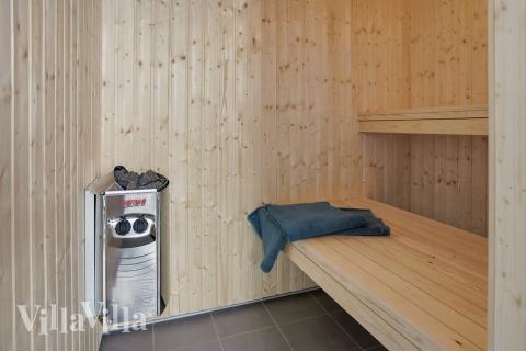 Njut av bastuvärmen i lyxstuga nr 413 för 20 personer