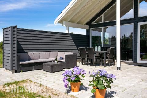 Lyxstuga nr 413 har en härlig terrass med sköna trädgårdsmöbler för 20 personer.