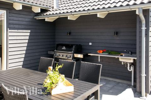 På terrassen i sommarhus nr 413 finns det plats för upp till 20 gäster.