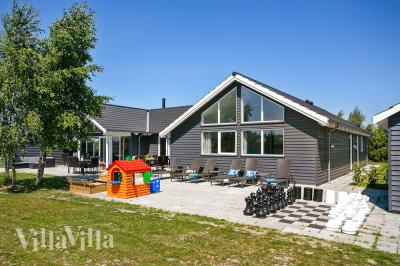 Den praktfulla poolstugan nr 413 med plats för 20 personer ligger i Lolland/Falster/Møn