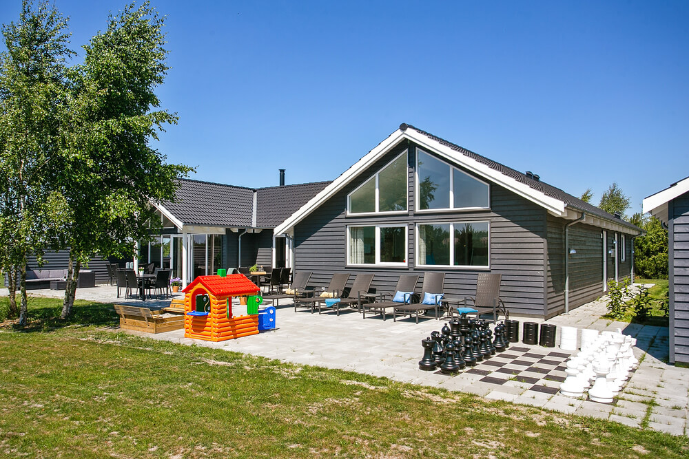 Den praktfulla poolstugan nr 413 med plats för 20 personer ligger i Lolland/Falster/Møn