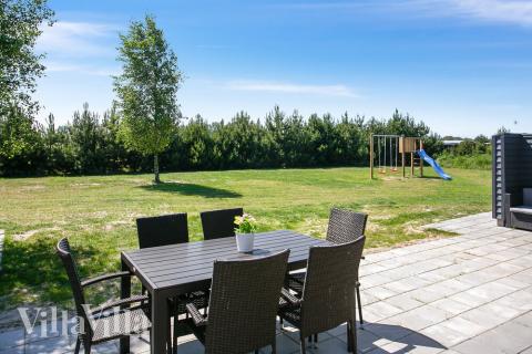 Njut av en grillkväll på terrassen i lyxstuga nr 413 i Lolland/Falster/Møn