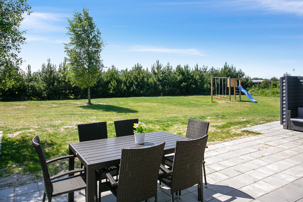 Njut av en grillkväll på terrassen i lyxstuga nr 413 i Lolland/Falster/Møn