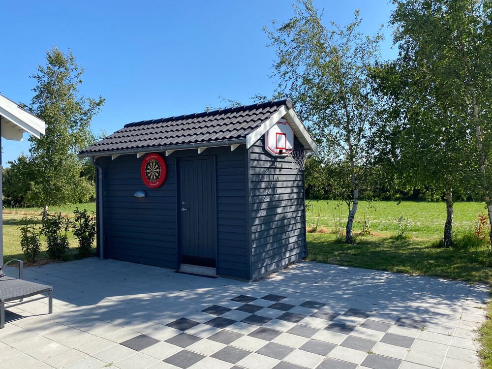 Till den trevliga sommarstugan nr 413 i Lolland/Falster/Møn erbjuds en mängd utomhusaktiviteter, t.ex. lektorn och gungor