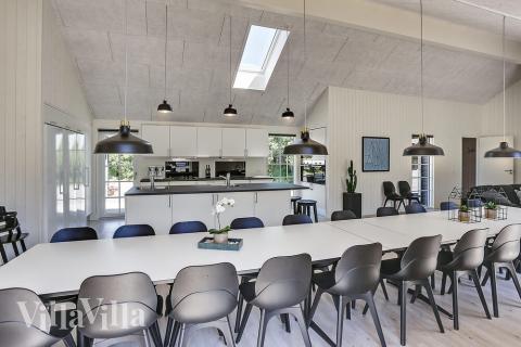 Vardagsrummet i lyxstuga nr. 419 har plats för 24 personer.