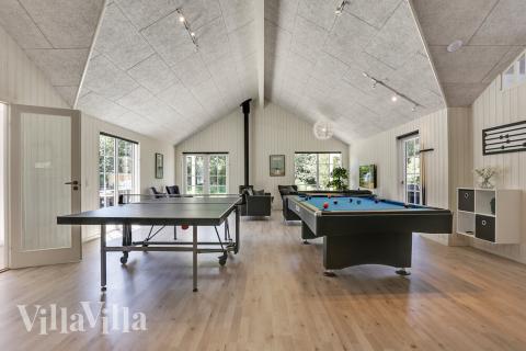 Lyxstuga 419 för 24 personer har ett stort aktivitetsrum med bl.a. biljard och dart