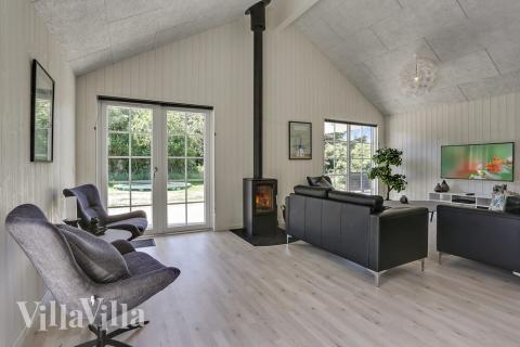 Det stora ljusa vardagsrummet i lyxstuga nr 419 för 24.