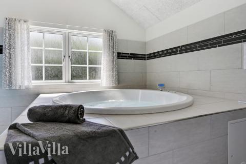 Njut av spabadets värme i lyxstuga nr 419 i Vestjylland