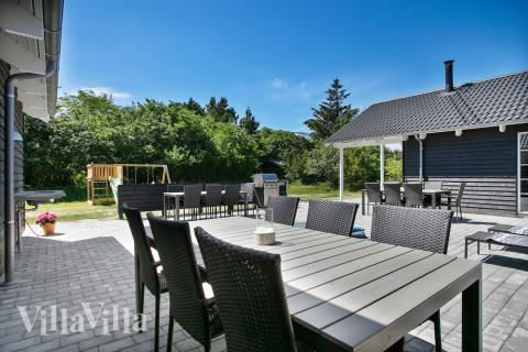 På terrassen i sommarhus nr 419 finns det plats för upp till 24 gäster.