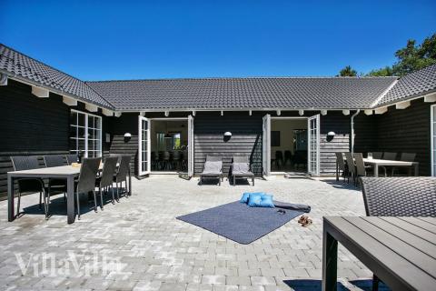 Lyxstuga nr 419 har en härlig terrass med sköna trädgårdsmöbler för 24 personer.