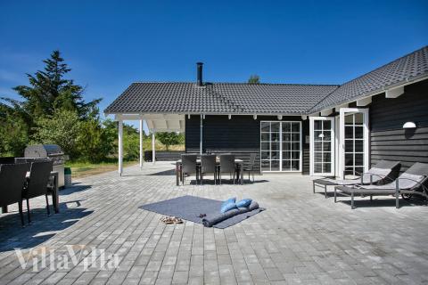 Njut av en grillkväll på terrassen i lyxstuga nr 419 i Vestjylland