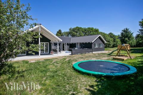 Till den trevliga sommarstugan nr 419 i Vestjylland erbjuds en mängd utomhusaktiviteter, t.ex. lektorn och gungor