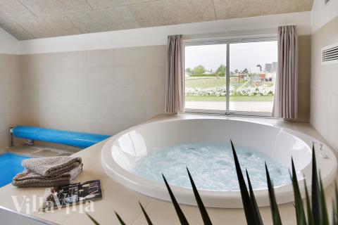 Njut av spabadets värme i lyxstuga nr 418 i Fyn och öar