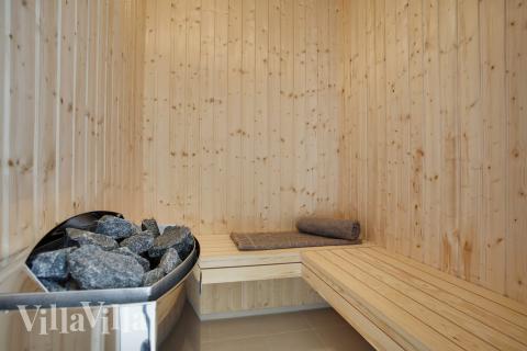 Njut av bastuvärmen i lyxstuga nr 418 för 14 personer