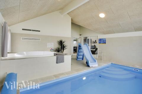 Den härliga poolen i lyxstuga nr 418 för 14 personer