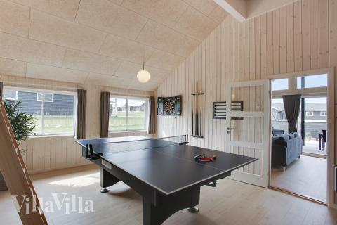 Lyxstuga 418 för 14 personer har ett stort aktivitetsrum med bl.a. biljard och dart