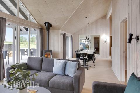 Det stora ljusa vardagsrummet i lyxstuga nr 418 för 14.