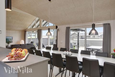 Vardagsrummet i lyxstuga nr. 418 har plats för 14 personer.