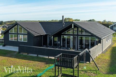 Den praktfulla poolstugan nr 418 med plats för 14 personer ligger i Fyn och öar