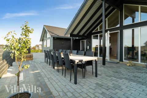 Njut av en grillkväll på terrassen i lyxstuga nr 418 i Fyn och öar