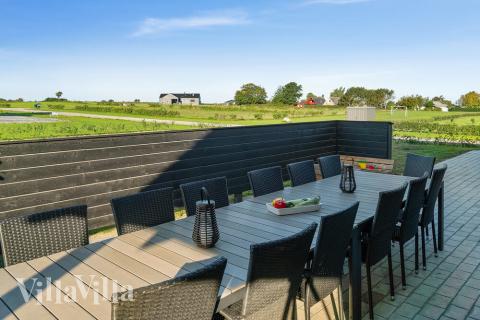 På terrassen i sommarhus nr 418 finns det plats för upp till 14 gäster.