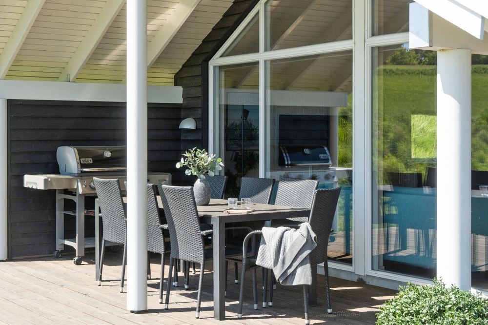 Njut av en grillkväll på terrassen i lyxstuga nr 417 i Nordsjälland