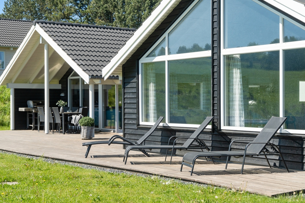 Lyxstuga nr 417 har en härlig terrass med sköna trädgårdsmöbler för 14 personer.