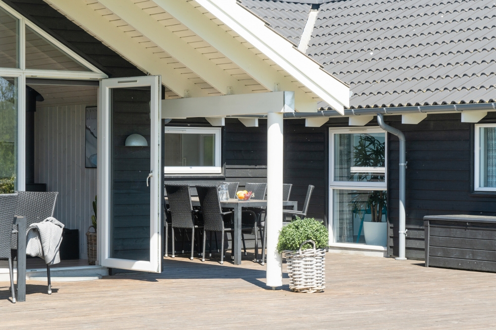 På terrassen i sommarhus nr 417 finns det plats för upp till 14 gäster.