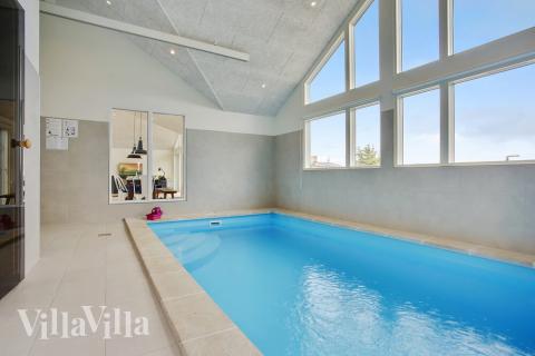 Den härliga poolen i lyxstuga nr 411 för 14 personer